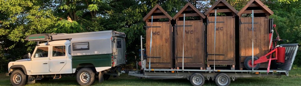 Remorque et gerbeur pour transporter 4 toilettes sèches