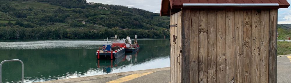 Sur un quai du Rhône après 4 mois de chantier sur une barge par l'entreprise Vinci Océlian