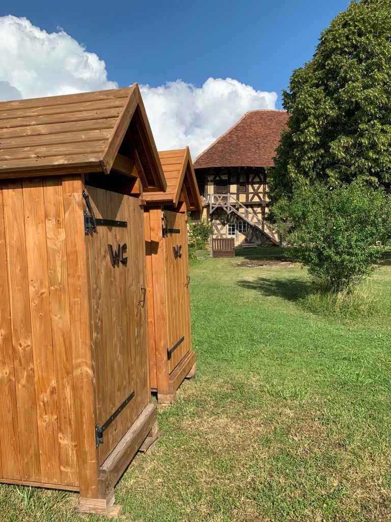 Deux toilettes sèches devant le manoir Malmont 